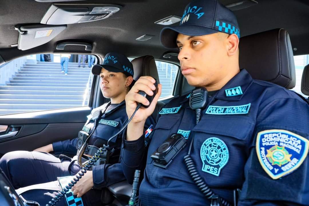 Los nuevos uniformes lumínicos y escaneables de la Policía Nacional ...